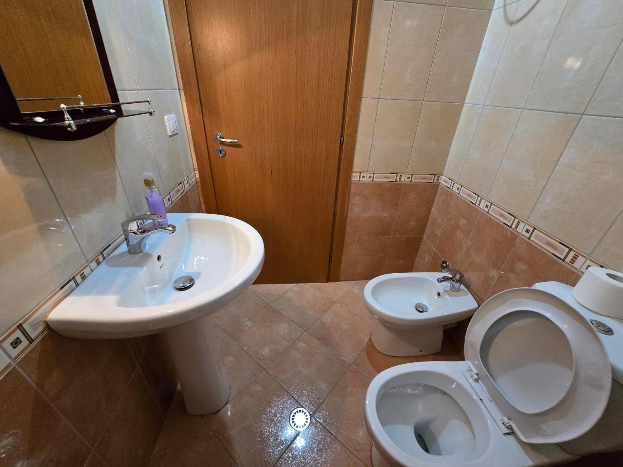 Modern , Quiet , Family Friendly & Fully Furnished Leilighet
